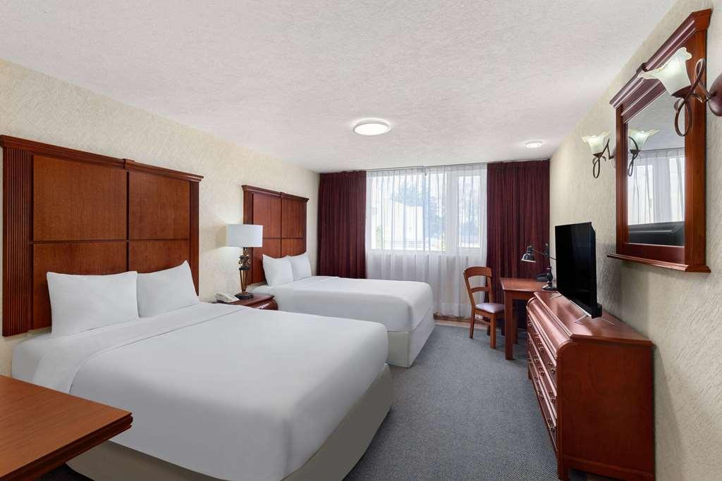 Howard Johnson By Wyndham Toluca Hotel Room photo