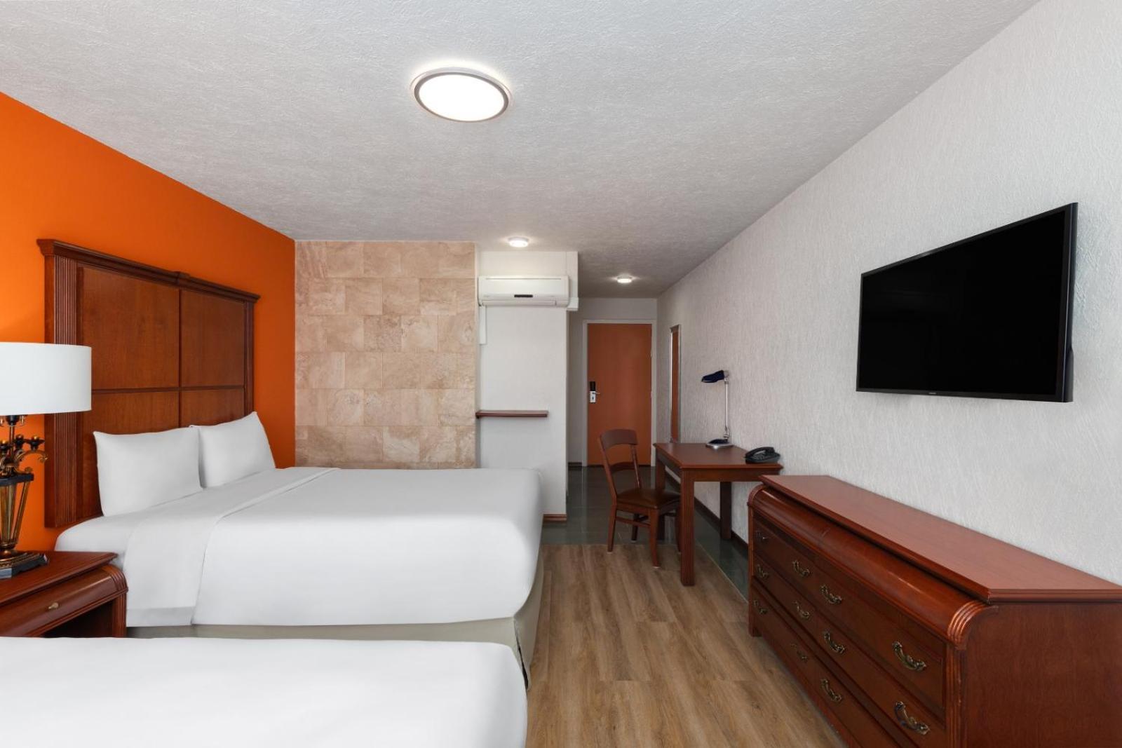 Howard Johnson By Wyndham Toluca Exterior photo